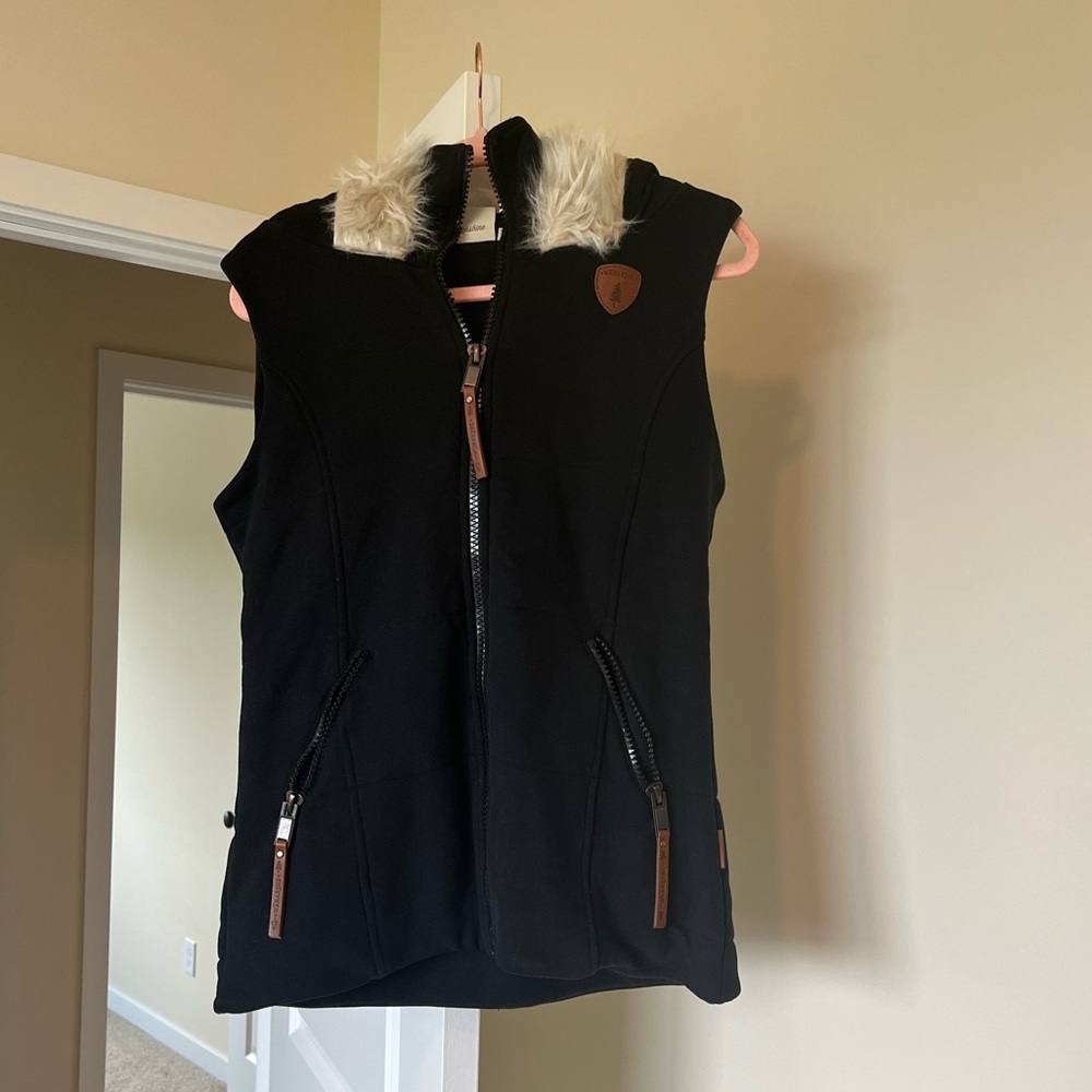 Warm quilted zip up vest. Wanakome brand.